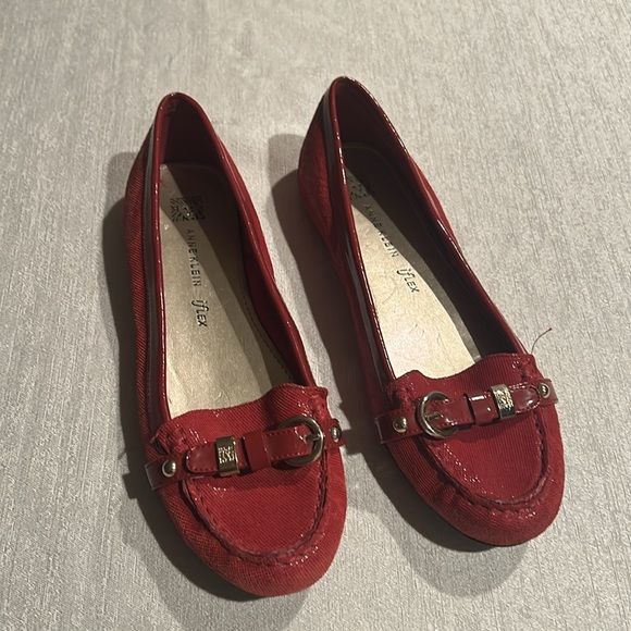 Anne Klein Women’s Red 2000s Styled Flats w/ Y2K Buckle and Bright red Sz 7.5 - Picture 2 of 13